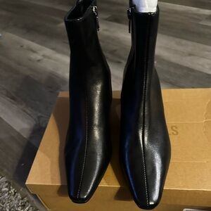 Never worn Steve Madden Leather boots Delvie size 6.5
